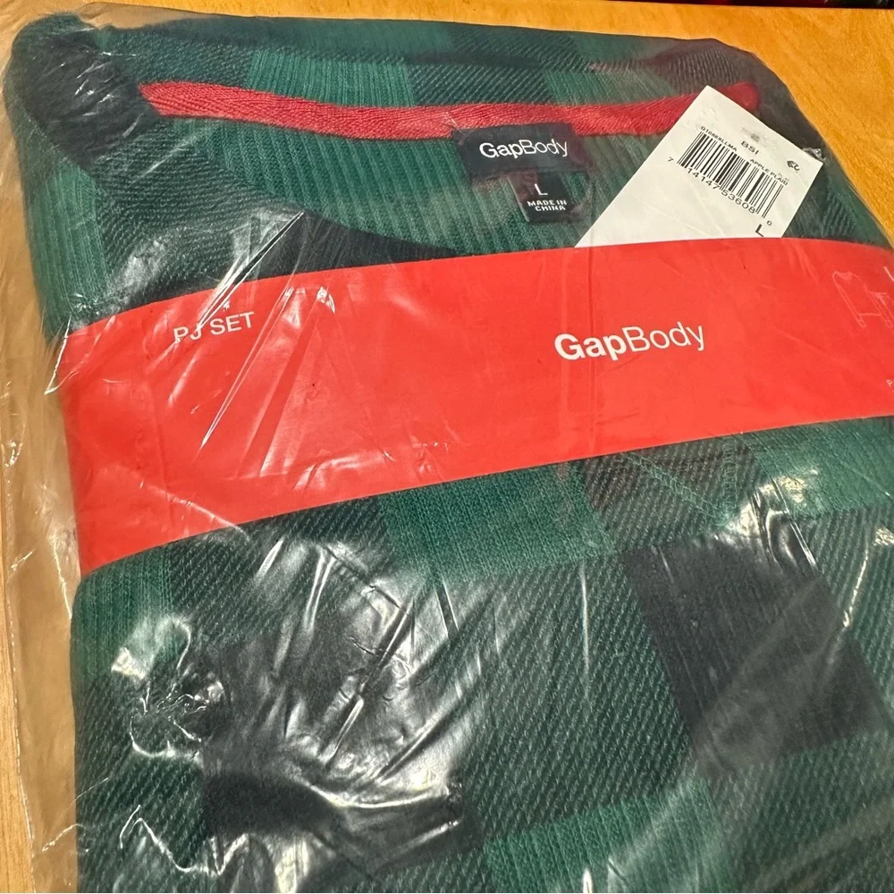 NWT Gap Long Sleeve and Jogger Pajama Set in Green Black Plaid